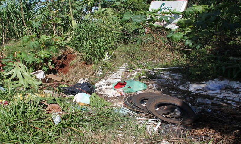 MUNÍCIPES DESCARTAM LIXO EM LOCAL PROIBIDO